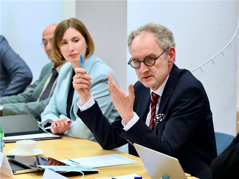 Andrea Masüger, Präsident des Schweizer Verlegerverbandes VSM, in formellem Anzug vor neutralem Hintergrund