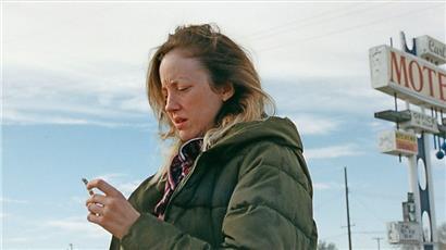 Andrea Riseborough convainc dans le rôle d’un personnage de toxico profondément ambivalent
