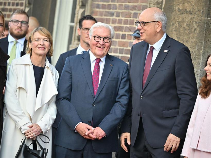 Andreas Bovenschulte (2.v.r.), Bürgermeister von Bremen, empfängt Bundestagspräsidentin Julia Klöckner (v.l.), Elke Büdenbender, Ehefrau von Bundespräsident Steinmeier, und Bundespräsident Frank-Walter Steinmeier am Rathausportal zum Tag der Deutschen Einheit