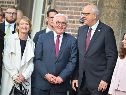 Andreas Bovenschulte (2.v.r.), Bürgermeister von Bremen, empfängt Bundestagspräsidentin Julia Klöckner (v.l.), Elke Büdenbender, Ehefrau von Bundespräsident Steinmeier, und Bundespräsident Frank-Walter Steinmeier am Rathausportal zum Tag der Deutschen Einheit