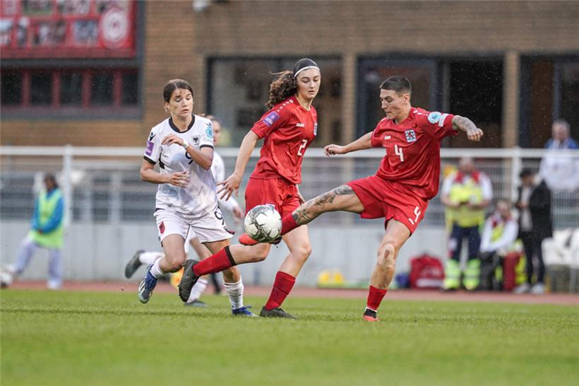Andreia Machado (r.) soll der Anker in der FLF-Abwehr sein
