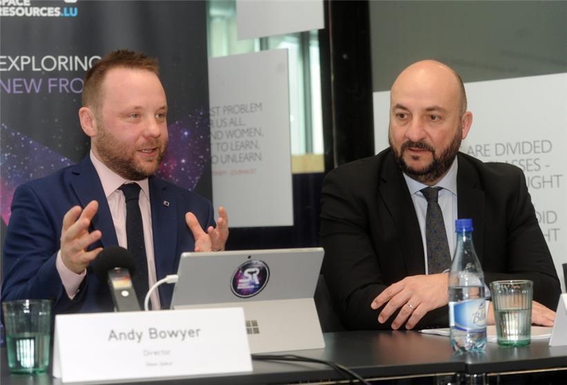 Andrew Bowyer (links), CEO und Mitbegründer von Kleos Space, bei einer Pressekonferenz im Jahr 2018, rechts daneben der damalige Wirtschaftsminister Etienne Schneider
