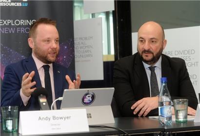 Andrew Bowyer (links), CEO und Mitbegründer von Kleos Space, bei einer Pressekonferenz im Jahr 2018, rechts daneben der damalige Wirtschaftsminister Etienne Schneider
