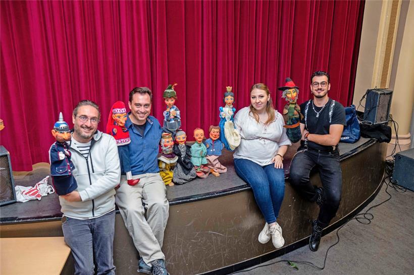 Andrey Schneider, Michael Schneider, Jamice Janz und Bilal Alhaddad sind Mitglieder der „Poppespënnchen Asbl.“ und leidenschaftliche Puppenspieler
