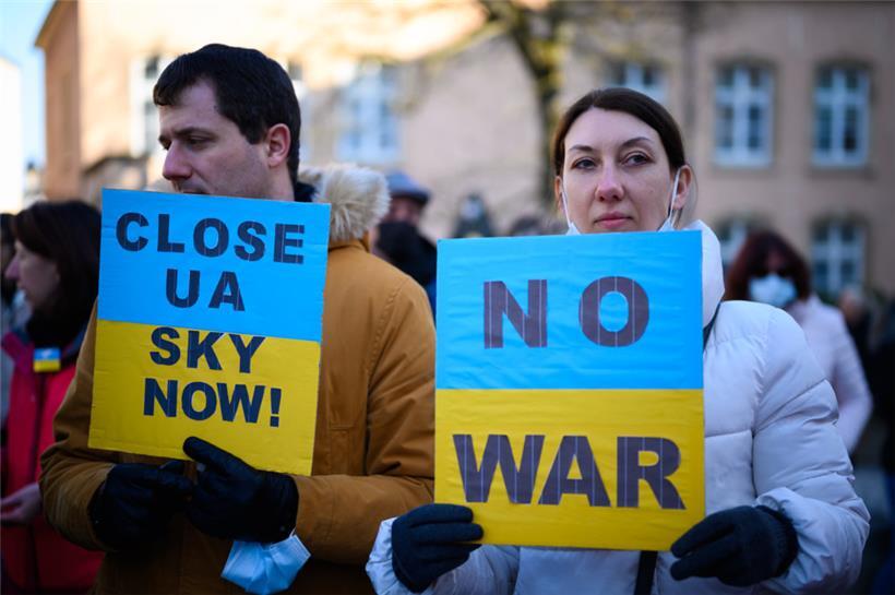 Andrey (l.) versucht seine Eltern aus der Ukraine zu evakuieren
