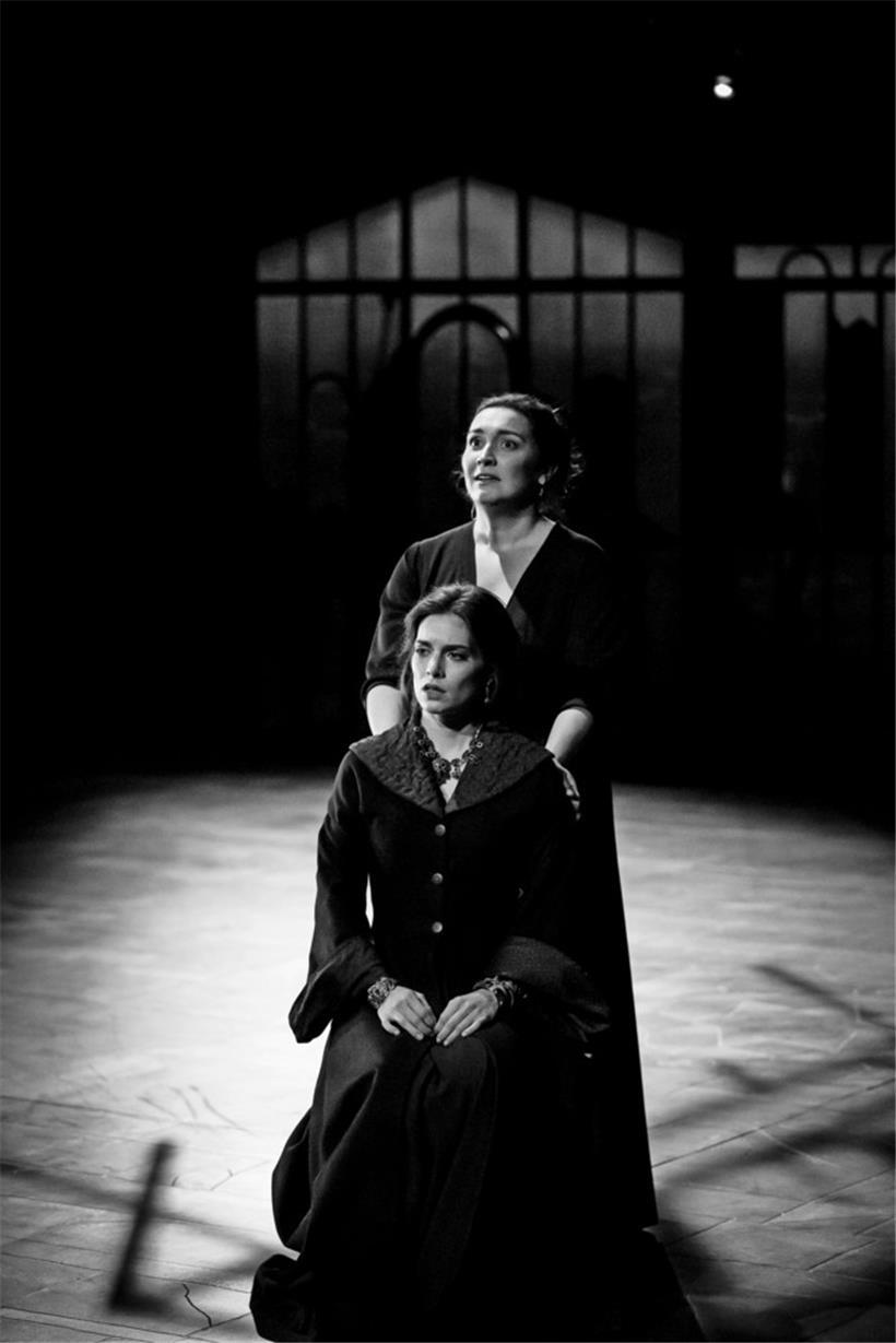 Andromaque (Sophie Mousel) et sa confidente, Céphise (Johanna Bonnet-Cortès)
