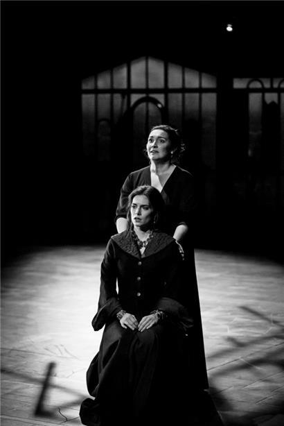 Andromaque (Sophie Mousel) et sa confidente, Céphise (Johanna Bonnet-Cortès)
