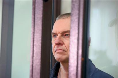 Andrzej Poczobut, Journalist und Aktivist der polnischen Minderheit in Belarus, im Gerichtssaal in Grodno. Das Regime wirft ihm Hochverrat vor, um ihn jahrelang einsperren zu können.
