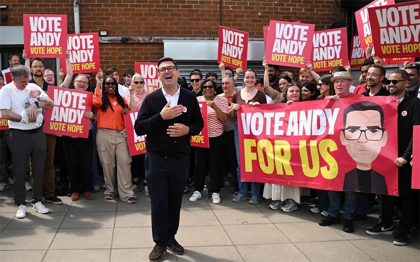 Andy Burnham steht zwischen Menschenmengen und bereitet sich darauf vor, Premierminister Keir Starmer herauszufordern