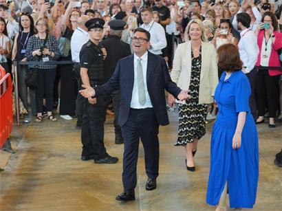 Andy Burnham mit Labour-Kollegen in Westminster Hall nach Sieger-Nachwahl in Makerfield bei Rückkehr ins Unterhaus