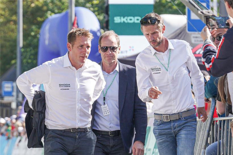 Andy Schleck im Gespräch mit seinem Bruder Fränk sowie mit Tour-de-France-Direktor Christian Prudhomme
