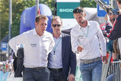 Andy Schleck im Gespräch mit seinem Bruder Fränk sowie mit Tour-de-France-Direktor Christian Prudhomme
