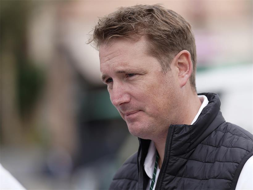 Andy Schleck als neuer CEO bei Lidl-Trek präsentiert mit Fahrrad im Hintergrund