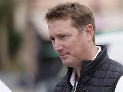 Andy Schleck als neuer CEO bei Lidl-Trek präsentiert mit Fahrrad im Hintergrund
