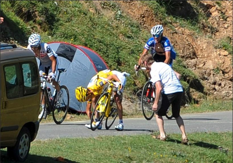 Andy fummelt an der Kette, die anderen fahren an ihm vorbei
