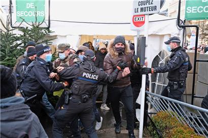 Anfang Dezember versuchen Demonstranten bei Antivax-Protesten den Weihnachtsmarkt an der „Gëlle Fra“ zu stürmen
