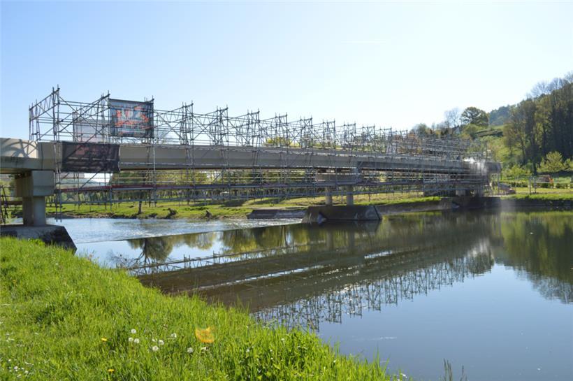 Anfang Juni soll die Fußgänger- und Radfahrerbrücke am Damm wieder ihren Betrieb...