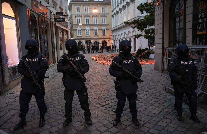 Anfang November kam es im Zentrum von Wien zu einem islamistischen Anschlag: Potenzielle Gefährder könnten nicht ausreichend bewacht werden, heißt es von einem Verfassungsschützer in Österreich.
