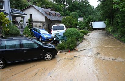 Anfang September regnete es in der Hauptstadt so viel, dass Wassermassen im hauptstädtischen Val de Hamm Fahrzeuge verschoben
