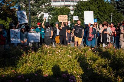 Anfang des Monats demonstrierten Menschen vor dem Parlament in Warschau gegen die Verhängung des Notstands in den Regionen an der polnisch-belarussischen Grenze
