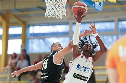 Ange Konan Oth und Musel Pikes feiern Sieg gegen Domenick Sleva und Mamer in der National Liga Spielrunde