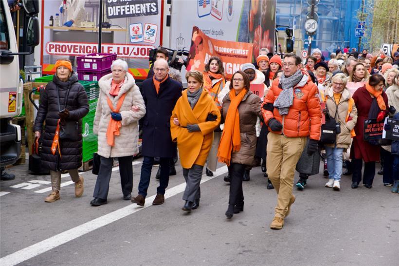 Angeführt wurde die Menge von Claudine Speltz, Präsidentin des CNFL, Premiermini...