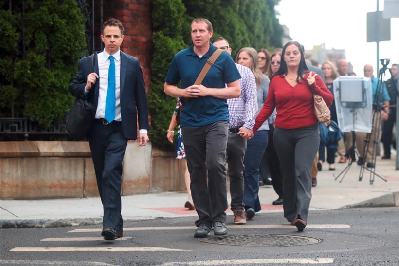 Angehörige der Opfer der Sandy Hook Elementary School mit ihrem Hauptanwalt Josh Koskoff (links) zu Beginn des Prozesses gegen Alex Jones am 13. September
