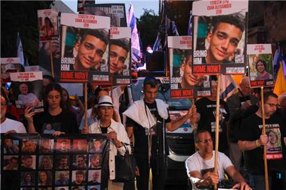 Angehörige der israelischen Geiseln fordern auch am ersten Jahrestag des Überfalls der Terrororganisation Hamas die Freilassung der Entführten
