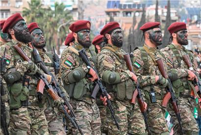 Angehörige des Militärs während einer Parade vor rund einer Woche, um den einjährigen Sturz des langjährigen Machthabers Bashar al-Assad in der syrischen Hauptstadt Damaskus zu feiern
