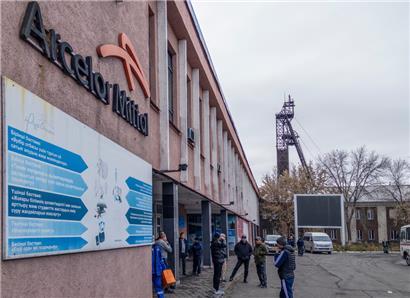 Angehörige und Freunde der bei dem Brand ums Leben gekommenen Bergleute versammeln sich in der Kohlemine
