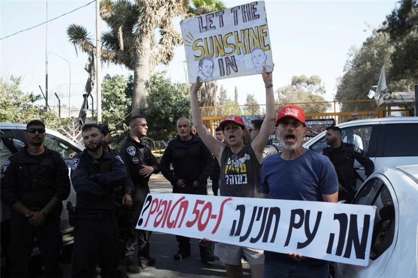 Angehörige von Geiseln protestieren vor dem Kibbuz Nir Oz während des ersten Besuchs des israelischen Premierministers Benjamin Netanjahu seit dem Angriff der militanten Hamas am 7. Oktober 2023

