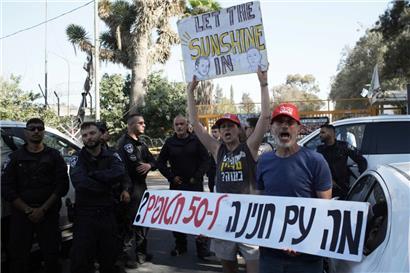 Angehörige von Geiseln protestieren vor dem Kibbuz Nir Oz während des ersten Besuchs des israelischen Premierministers Benjamin Netanjahu seit dem Angriff der militanten Hamas am 7. Oktober 2023
