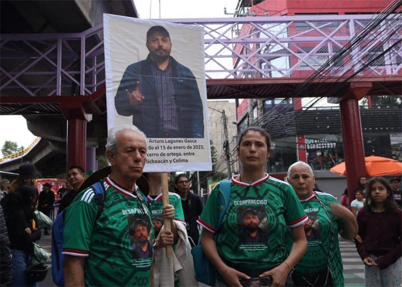 Angehörige von Ricardo Lagunes Gasca in Ciudad de México bei familiärem Treffen im Freien