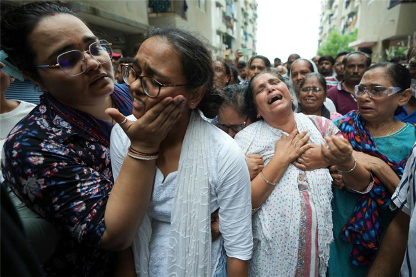 Angehörige von einem Opfer des Air India Flugzeugabsturzes vom 12. Juni trauern während seiner Beisetzung
