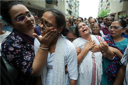 Angehörige von einem Opfer des Air India Flugzeugabsturzes vom 12. Juni trauern während seiner Beisetzung
