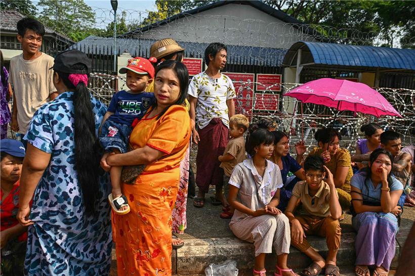 Angehörige warten vor Insein-Gefängnis in Yangon auf die Entlassung von Häftlingen bei Tageslicht