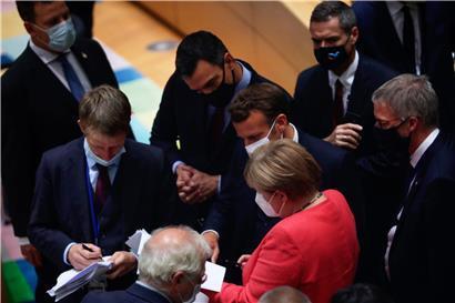 Angela Merkel, Emmanuel Macron und Spaniens Premierminister Pedro Sanchez (Mitte oben) beraten sich während der Verhandlungen am Montag
