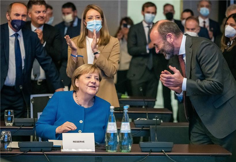 Angela Merkel empfängt den Applaus von Manfred Weber, Vorsitzender der EVP-Fraktion

