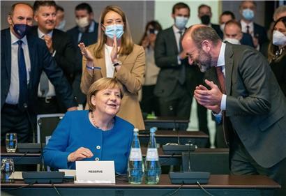 Angela Merkel empfängt den Applaus von Manfred Weber, Vorsitzender der EVP-Fraktion
