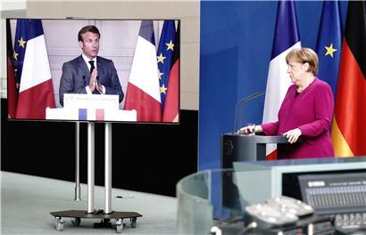 Angela Merkel und Emmanuel Macron, per Video zugeschaltet, geben eine gemeinsame Pressekonferenz
