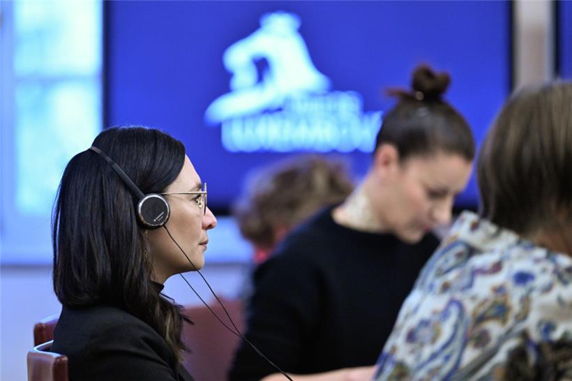 Angélique Bartolini (CSV) ist eine von zwei Rätinnen, der die Inhalte der Ratssitzungen am Knuedler simultan ins Französische übersetzt werden
