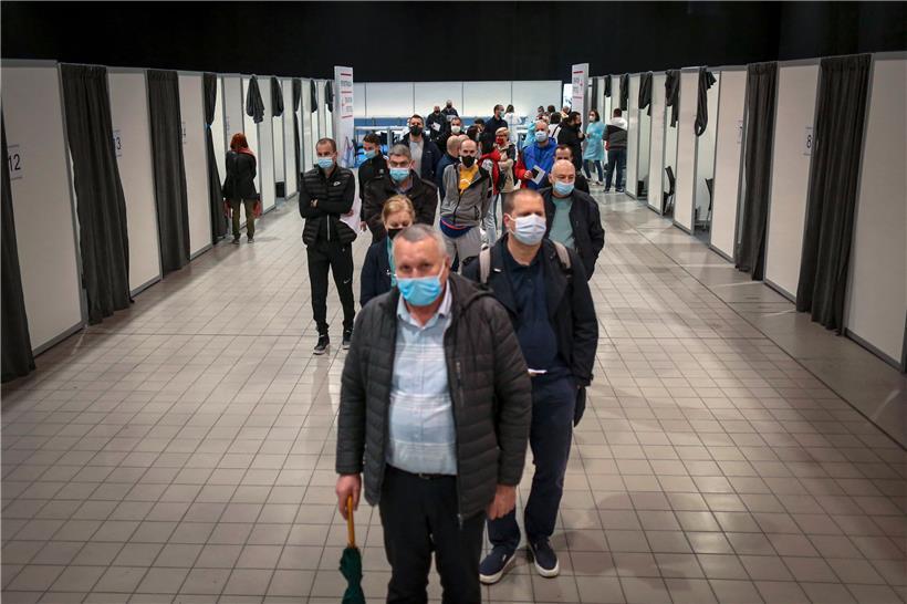 Angereiste Bosnier warten in einem Belgrader Impfzentrum auf ihre Impfung
