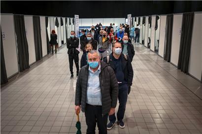 Angereiste Bosnier warten in einem Belgrader Impfzentrum auf ihre Impfung
