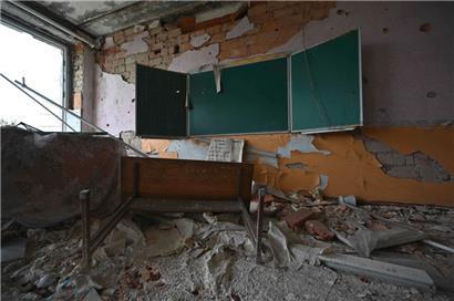 Angesichts zerstörter Schulen ist in der Ukraine vielerorts an normalen Unterricht nicht mehr zu denken. Eine australische Initiative soll Abhilfe schaffen.
