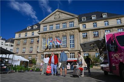 Angestammter Platz vor dem Rathaus: Dienstag und Freitag sind die Tage des Escher Wochenmarkts  
