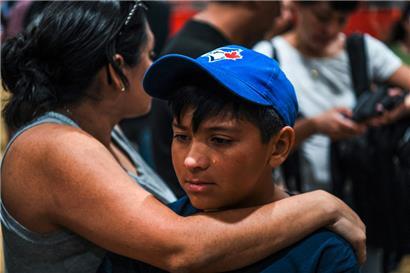 Angie Garcia tröstet ihren Sohn, dessen Cousin vom Amokläufer in Uvalde ermordet wurde
