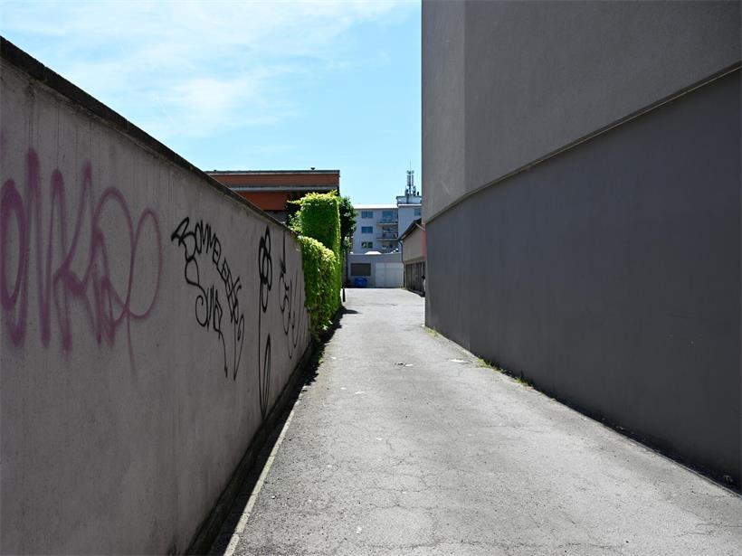 Angrenzende Läden nutzen diesen Hinterhof, wo am vergangenen Samstag ein Mann starb, um Lieferungen entgegenzunehmen