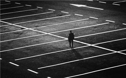 Angstraum? Auf öffentlichen Straßen und Plätzen Energie zu sparen, kann in Widerspruch zu anderen Interessen stehen.
