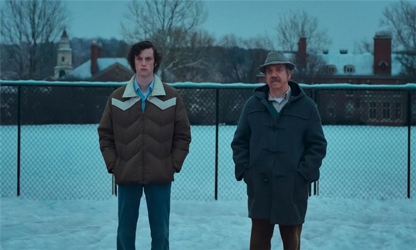 Angus Tully (Dominic Sessa, links) und Paul Hunham (Paul Giamatti) in „The Holdovers“
