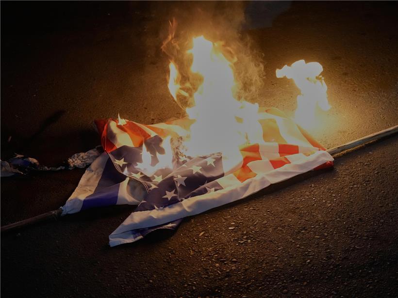 Anhänger der iranischen Regierung zünden bei Protest symbolisch US-amerikanische und israelische Fahnen an